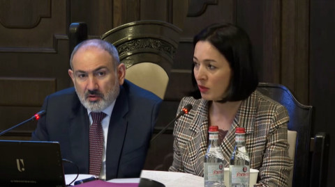 Բաժակը դրած է, բաժակի շուրջ թղթեր է, որ պտտվում է՝ հանձնարարականներ, պարզաբանումներ. Փաշինյան