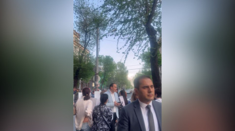 Երևանում ցուցարարները ամոթ վանկարկումներով պատրաստվում են դիմավորել Մհեր Գրիգորյանին