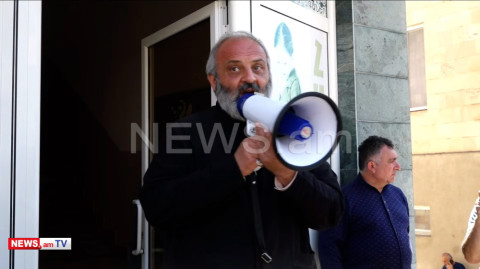 Սա մտքի պայքար է. Բագրատ Սրբազանը հանդարտեցրեց բորբոքված ցուցարարներին