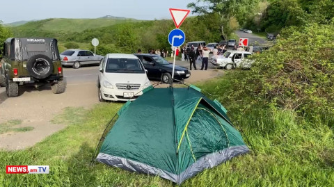 Քաղաքացիները վրան են տեղադրել Կիրանցի կամրջի մոտ