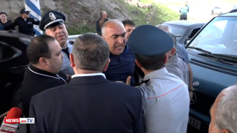 Քաշքշուկ ոստիկանների եւ քաղաքացիների միջեւ Հրազդանի ճանապարհին