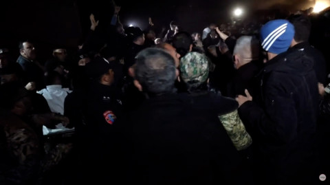 Բախումներ սեւբերետավորների եւ քաղաքացիների միջեւ