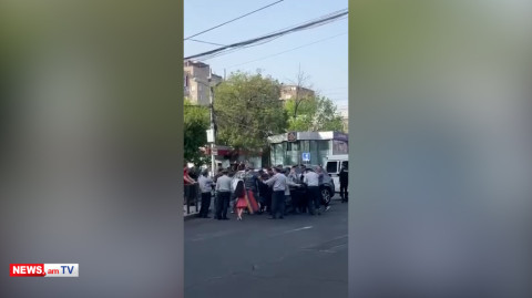 Երևանում ոստիկանները բռնի ուժ են կիրառում խաղաղ ակցիա իրականացնողների նկատմամբ