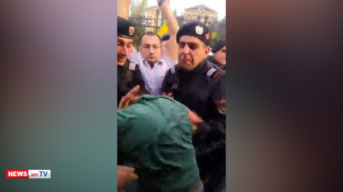 «Ոտս, ոտս, ջարդի΄ք արա». ԱԺ-ի մոտից բիրտ ուժ կիրառելով բերման են ենթարկում քաղաքացիների