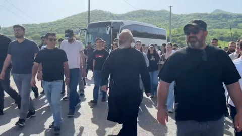 Բագրատ Սրբազանը Կիրանցում հավաքվածների հետ երգեց Կոմիտասի «Վարդան Մամիկոնյան» օպերայից մի հատված