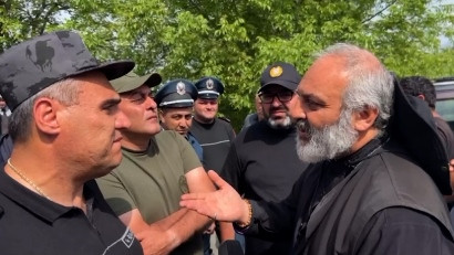 Մարդկանց ծեծել եք, քարշ տվել, վիրավորներ կան. Սրբազանը՝ Կիրանցի մուտքը փակած ոստիկաններին