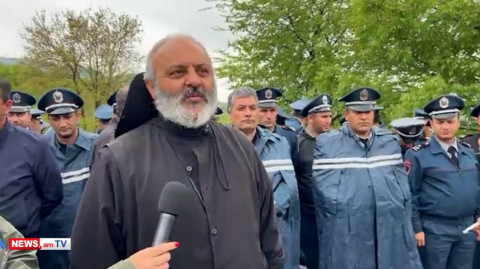 Ոստիկանները մի քանի շարքով փակել են ճանապարհը եւ թույլ չեն տալիս Բագրատ Սրբազանին մտնել Կիրանց