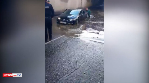 Փրկարարները ջրահեռացման աշխատանքներ են կատարում Երեւանում. ՆԳՆ տեսանյութը