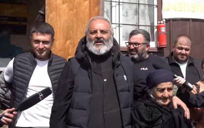 Կիրանցից Բագրատ Սրբազանի գլխավորած շարժումը մենկարկեց Տերունական աղոթքով եւ Լենա տատի օրհնությամբ