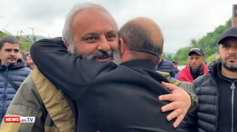 Քաղաքացիները ճանապարհին ողջունում են եւ միանում Բագրատ Սրբազանին