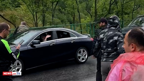 Քաղաքացիները մեքենաներից ողջունում են դեպի Երևան երթի մասնակիցներին