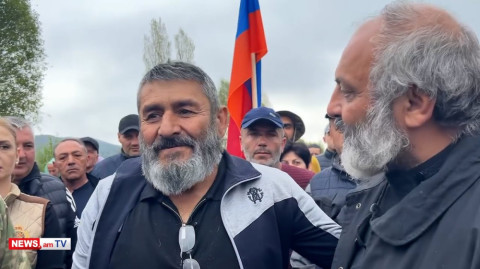 Նահատակ հերոս Արամ Ղուլարյանի հայրը հիվանդանոցից եկել է միանալու երթին