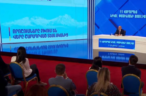 Փաշինյանի ասուլիսին ցուցադրվող բոլոր սլայդների հետնապատկերում Արագածն է