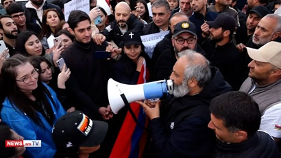 Քայլերթին միացած՝ Կոնսերվատորիայի ուսանողները երգում են Բագրատ Սրբազանի հետ