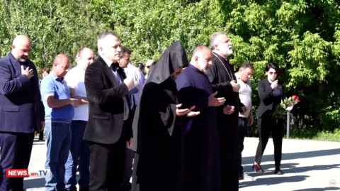 Արցախի նախագահը հոգեւորականների եւ պատգամավորների հետ այցելել է «Եռաբլուր»
