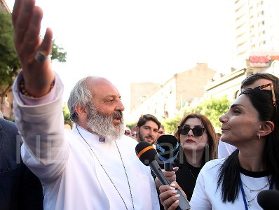 ԼՈւՐԵՐ | ՈւՂԻՂ ԵԹԵՐ | Տարբեր բուհերի ուսանողներ միանում են Բագրատ Սրբազանի երթին