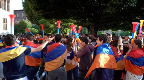 Երիտասարդների վուվուզելներով ակցիան կառավարության դիմաց մի քանի շարք կանգնած ոստիկանների մոտ