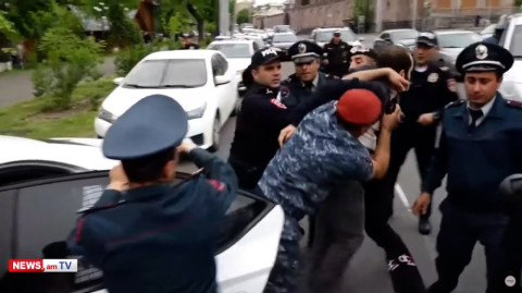 «Դավայ, տարեք». Ոստիկանները բռնի ուժով բերման ենթարկեցին փողոցը փակած քաղաքացիներին