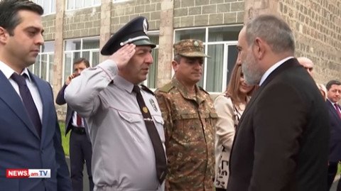 Էջմիածնում Փաշինյանին դիմավորեցին շարքով կանգնած ուժայինների ներկայացուցիչները