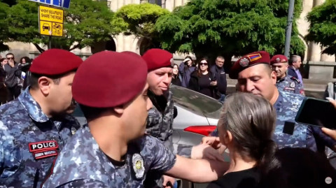 «Քեզ նորմալ պահի». կարմիրբերետավորի անհարգալից վերաբերմունքն զոհված զինծառայողի մոր նկատմամբ
