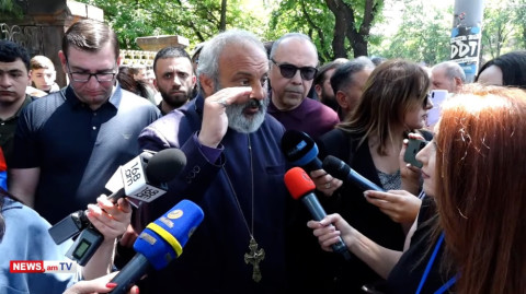 Բա դուք ո՞վ եք, հա՜ փրկիչ. Բագրատ Սրբազանը՝ Արարատ Միրզոյանին