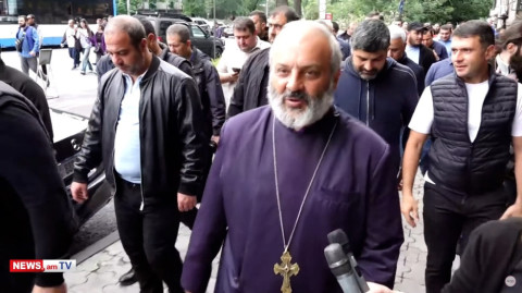 Երեկ մի աղջիկ փակեց սրճարանն ու կյանքում առաջին անգամ մասնակցեց ցույցի. Բագրատ Սրբազան