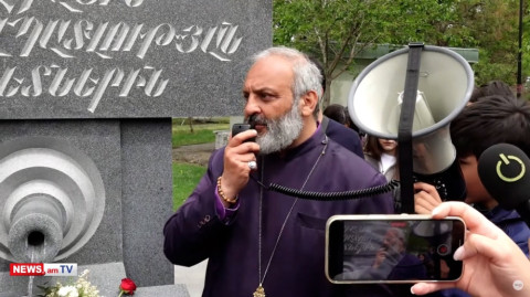 «Նեմեսիսն ահաբեկչության հետ կապ չունի». Սրբազանն իր համակիրների հետ «Նեմեսիսի» հուշարձանի մոտ է