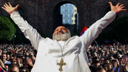 ԼՈՒՐԵՐ I ՈՒՂԻՂ I Օպերայի մոտ իրավիճակը լարվում է. 4 ուղղություններով երթերը մոտենում են