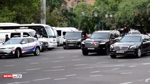 Քաղաքացիները Փաշինյանին դիմավորում են «Նիկոլ դավաճան» վանկարկումներով եւ սուլոցներով