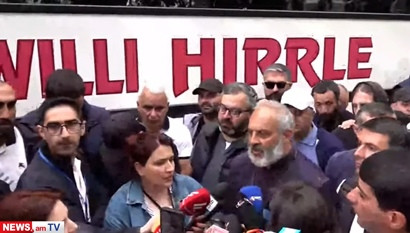 Փաշինյանը նրանց հետ երևի լիտրերով Արցախի թթի օղի է խմել. Սրբազանը՝ Բաքվում գտնվող գերիների մասին