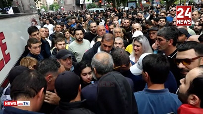 Ցույցի մասնակից աղջկա ինքնազգացողությունը վատացավ Սրբազանը օգնություն ցուցաբերեց