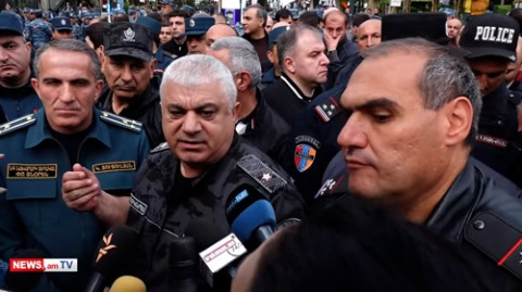 Ցրված են, շատ են. ոստիկանապետը չի հաշվել, թե քանի ոստիկան է Օպերայի մոտ այս պահին