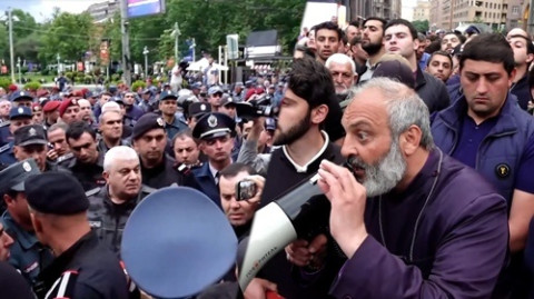 Խաբեբայություն եք անում, դուք օրինապահ չեք ընդհանրապես լեզվակռիվ Բագրատ Սրբազանի եւ ոստիկանի միջեւ