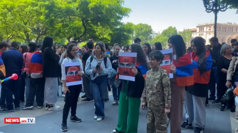 «Տավուշը հանձնողը» գրությամբ եւ պաշտոնյաների լուսանկարներով պաստառներ՝ Կառավարության դիմաց
