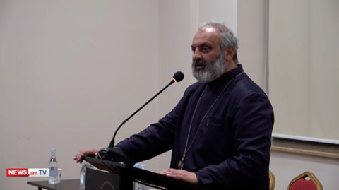 Այդ աղջնակը, որ գնացել է ղեկավարի հետ հանդիպման, լացելով ասում էր` 2 օր առաջ ուրիշ բան ասեց. Սրբազան