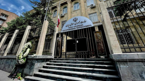 Մարդիկ ծաղիկներ են բերում ՀՀ-ում Իրանի դեսպանատուն
