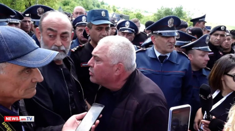 «Ոտով, ձեռով չխոսեք». վիճաբանություն պատգամավորի եւ ոստիկանության գնդապետի միջեւ