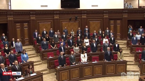 ԱԺ պատգամավորները 1 րոպե լռությամբ հարգեցին ավիավթարից զոհված Էբրահիմ Ռայիսիի հիշատակը