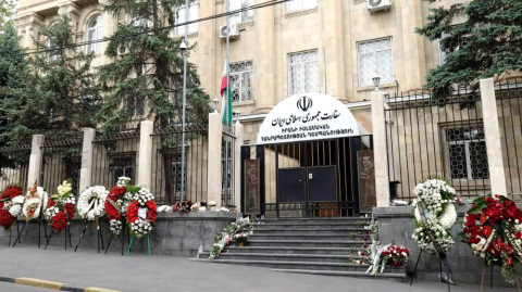 Ծաղկեպսակներ են բերվել Հայաստանում Իրանի դեսպանատան դիմաց