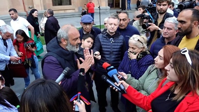 Քաղաքականությունը առևտուր է, դրա համա՞ր են երկիրը վաճառել. Սրբազանը արձագանքեց Ալեն Սիմոնյանին