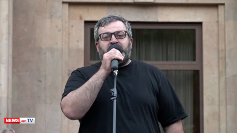 Իմ հորդորն է` սառը ցնցուղ ընդունեն, գան, համբուրեն Սրբազանի աջը. Դանիելյանը` ՔՊ-ականներին