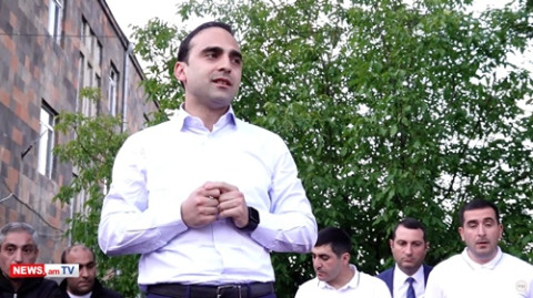 Քանի դեռ մենք ստեղ խոսում ենք, երեւանցիները կանգառներում մեզ են սպասում. Ավինյանը` վարորդներին