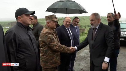 Փաշինյանին Ոսկեպարի Աստվածածին եկեղեցու մոտ դիմավորում են ուժայինների ներկայացուցիչները եւ զեկուցում