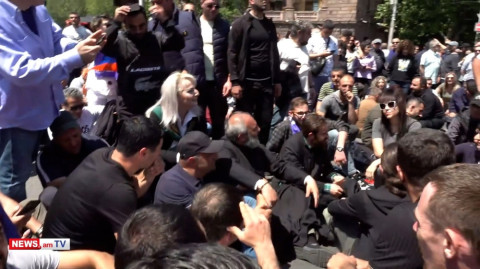 Բագրատ Սրբազանը երթի մասնակիցների հետ մի քանի րոպեով նստեցին փողոցի բանուկ հատվածում