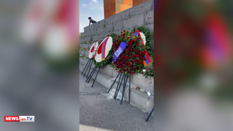 Քաղաքացիները «Սրբազան պայքար» գրությամբ ծաղկեպսակով ծածկել են Փաշինյանի անունից դրված ծաղկեպսակը