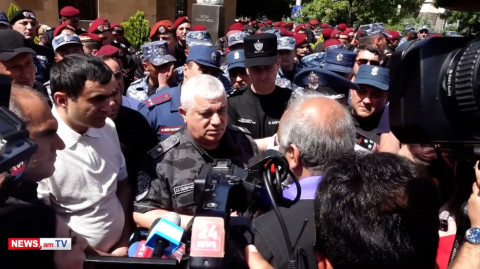 Դագաղ դնողները լակոտներ չե՞ն. Բագրատ Սրբազանը՝ ոստիկանապետին