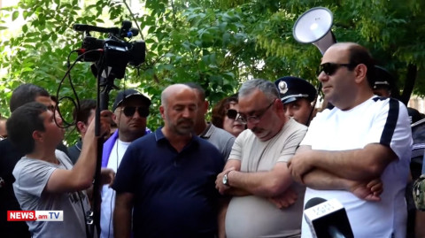 Ցուցարարներն «ամո՜թ» վանկարկումներով խլացնում են ոստիկանի ձայնը