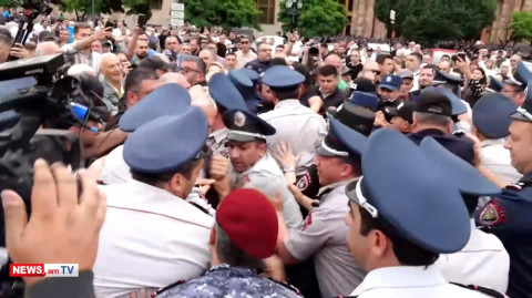 Հրապարակում քաշքշուկ սկսվեց. ոստիկաններն ուժով ցուցարարներին դուրս են բերում երթեւեկելի գոտուց