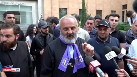 «Օպերներ եք, ինչ եք, որ վայրկյանին տեսա, իմացեք՝ կա՛մ փախնելու եք, կա՛մ ստանալու եք»․ Բագրատ Սրբազան