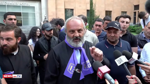 Թող փորձեն ու կստանան էն, ինչ որ ստանալու են. Բագրատ Սրբազանը ոստիկանների մասին